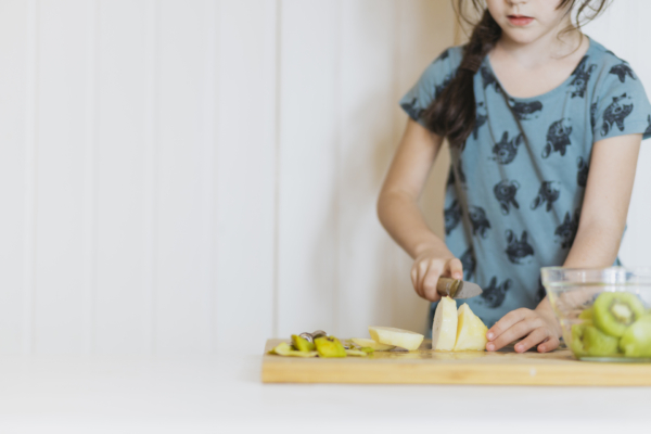 enfant_kiwi_poire_cuisiner entreprises-garderie-formations-nutrition-zero-culpabilite
