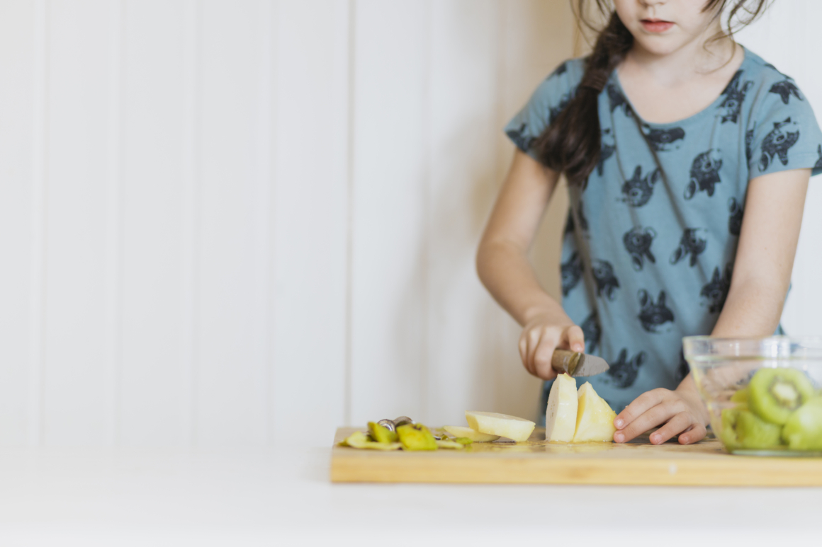 enfant_kiwi_poire_cuisiner entreprises-garderie-formations-nutrition-zero-culpabilite